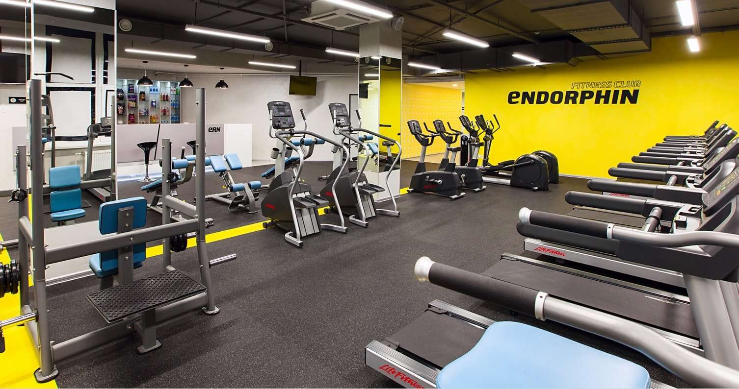 Центр эндорфин. Тренажерный зал черно желтый. Дизайн фитнес клуба. Фитнес зал в желтом цвете. Эндорфин тренажерный зал.
