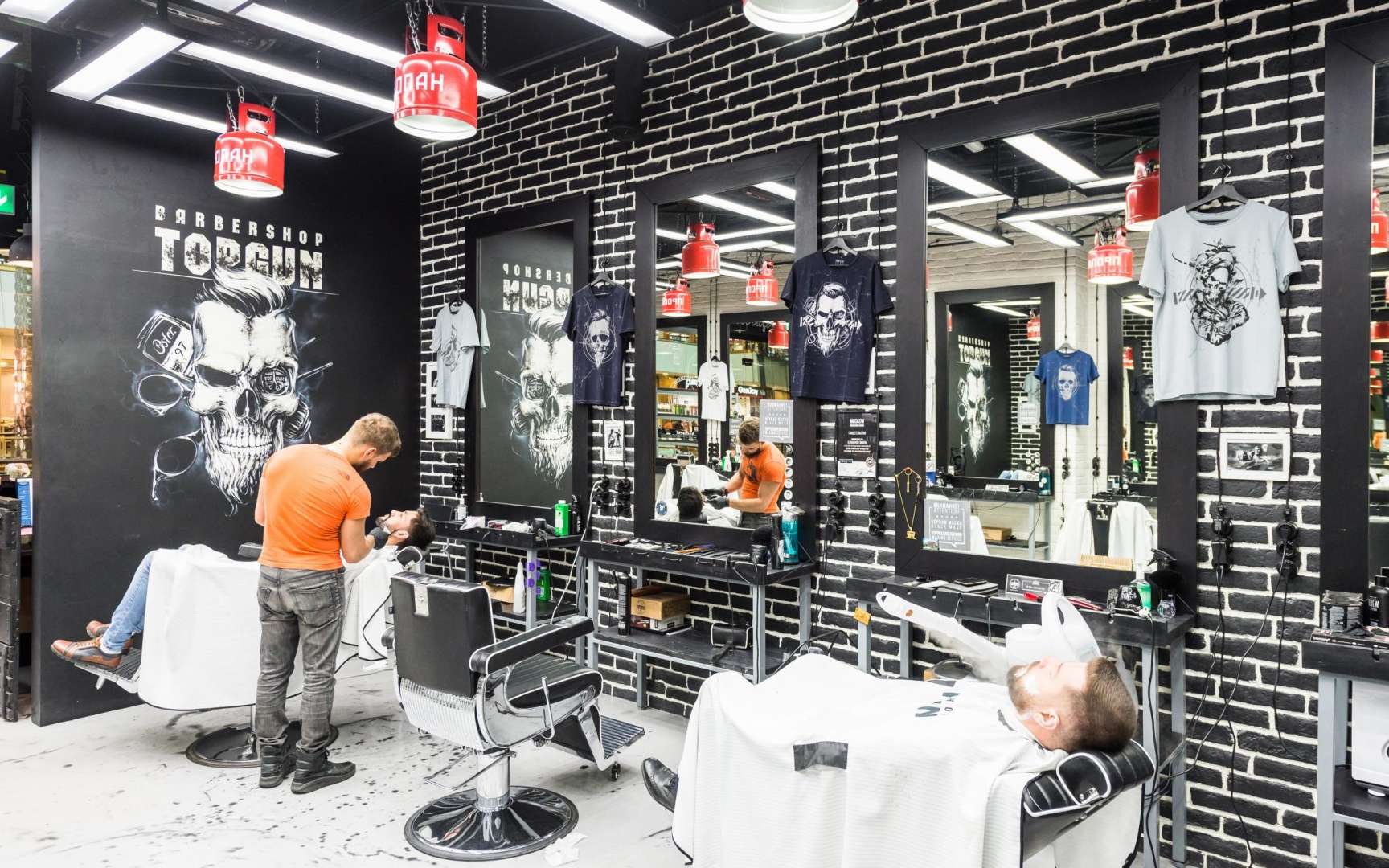 Хард барбершоп спб. TOPGUN Barbershop СПБ. Топ Ган барбершоп Санкт-Петербург. Барбершоп в ТЦ. Барбершоп топлес Санкт-Петербург.