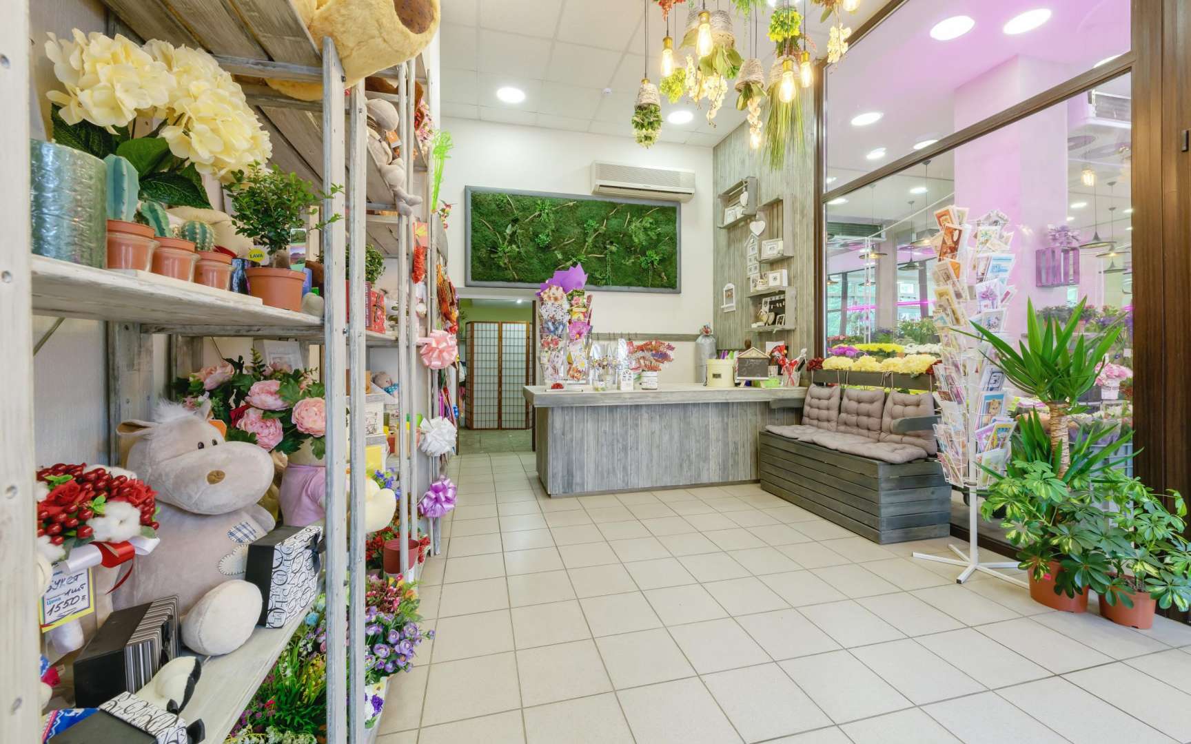 Магазин готовых магазинов спб. Цветочный бизнес. Галерея цветов. Интерьер цветочного магазина. Цветочный салон.