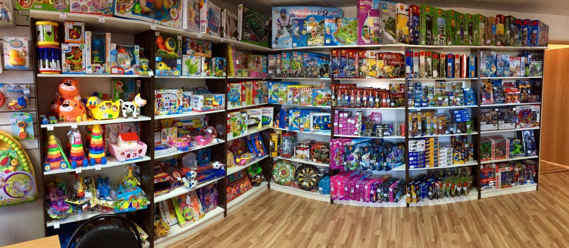 Маленький магазин игры. Оптовый магазин игрушек. Склад магазина игрушек. Детский магазин игрушек. Полки с игрушками в магазине.